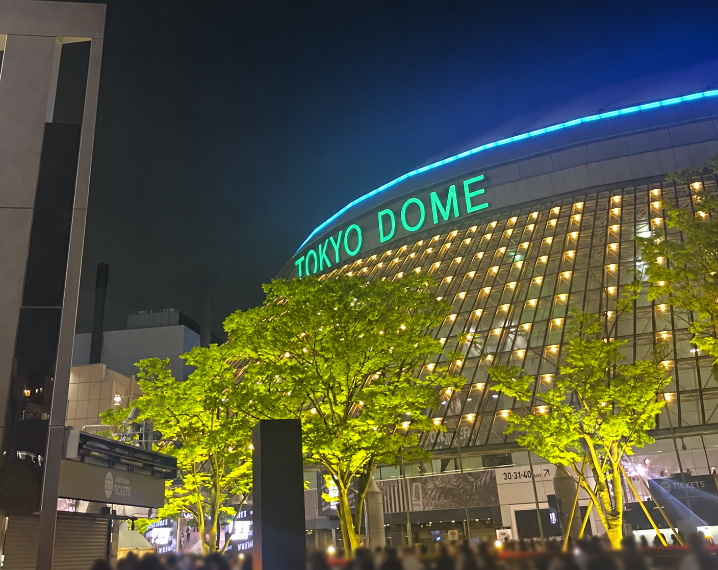 夜の東京ドーム外観